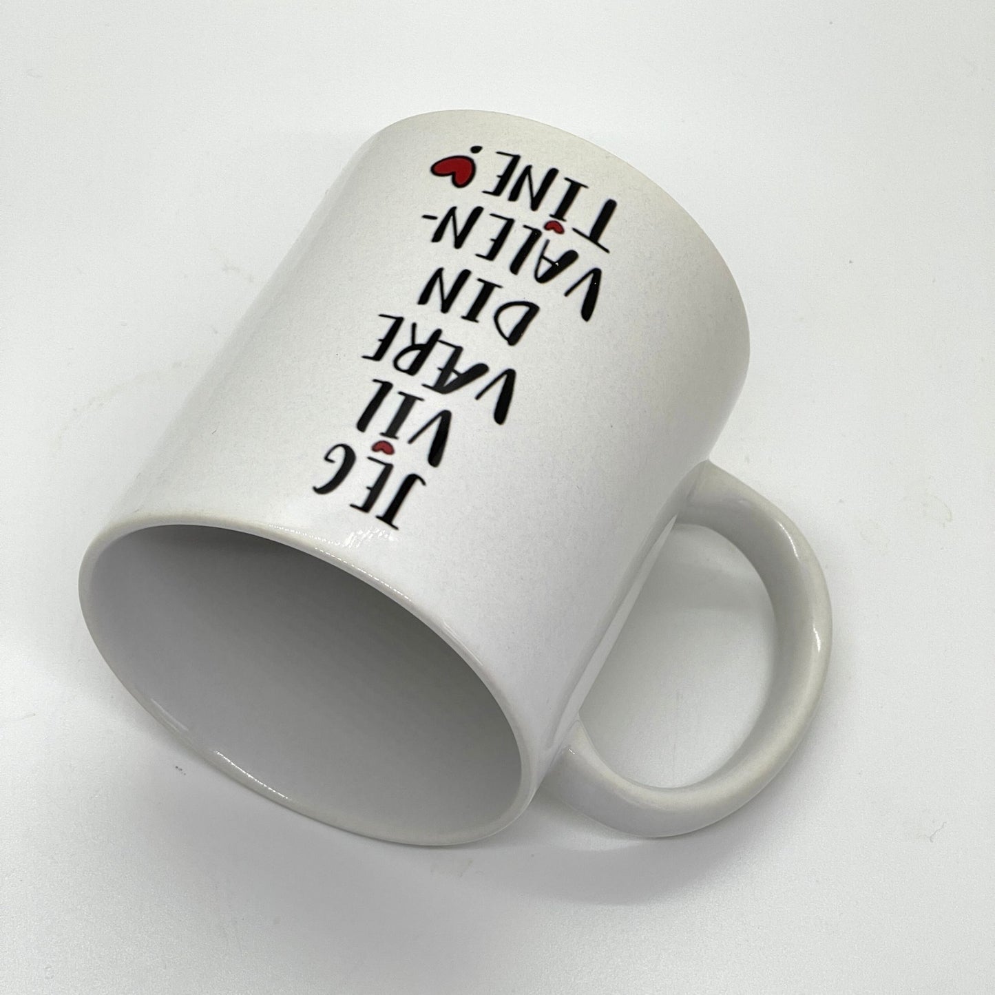 Dette romantiske kruset har en søt håndtegnet illustrasjon av et omfavnende par med røde ballonger, kombinert med en leken og kjærlighetsfylt typografi.