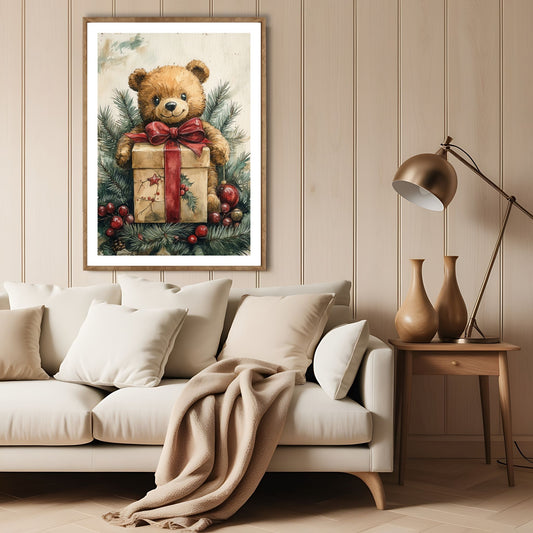 Dette koselige motivet viser en søt bamse med gave, omgitt av vintergrønt og juledekorasjoner. Illustrasjon viser motivet som plakat med hvit kant i en lys ramme.