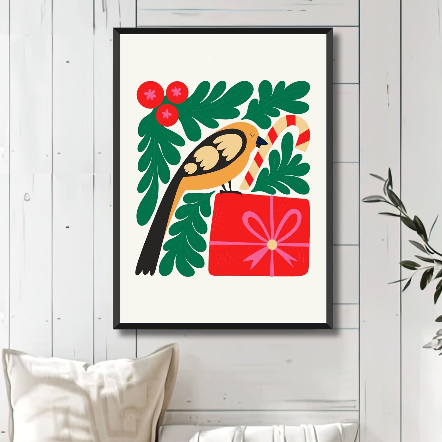 "Julefugl med Gave" viser en liten fugl som sitter på en gave, omgitt av julegrønt og bær. Illustrasjonsfoto viser plakat i sort ramme.