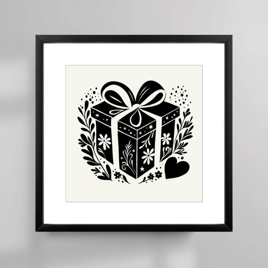 Denne elegante plakaten, med et stilrent motiv av en innpakket julegave omgitt av vakre detaljer, er en hyllest til sesongens gleder. Illustrasjonsfoto viser plakat i sort ramme.