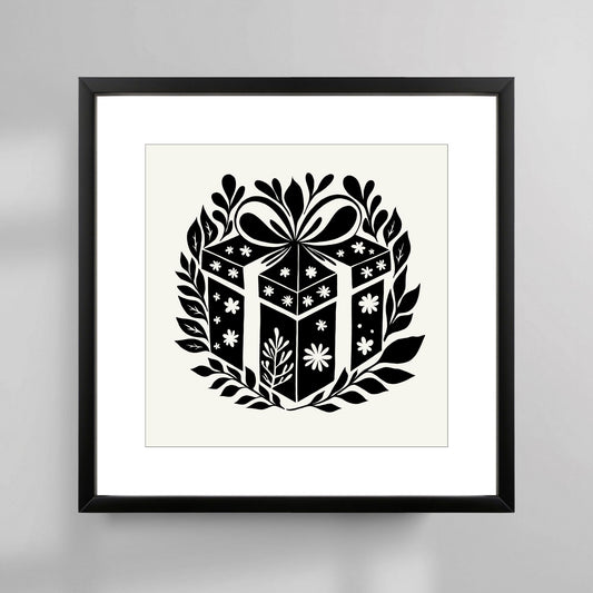 Denne elegante plakaten, med et stilrent motiv av en innpakket julegave omgitt av vakre detaljer, er en hyllest til sesongens gleder. Illustrasjonsfoto viser plakat i sort ramme.