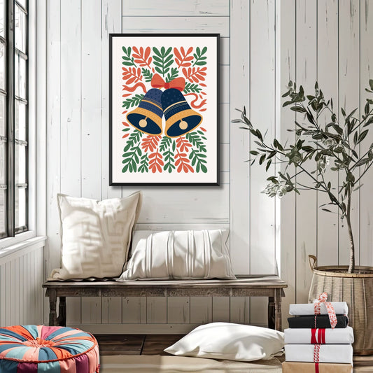 "Juleklokker" er en elegant plakat som bringer frem den klassiske juleestetikken med to vakre, dekorerte klokker omkranset av grønne grener og røde bånd. Illustrasjonsfoto viser plakat i sort ramme.