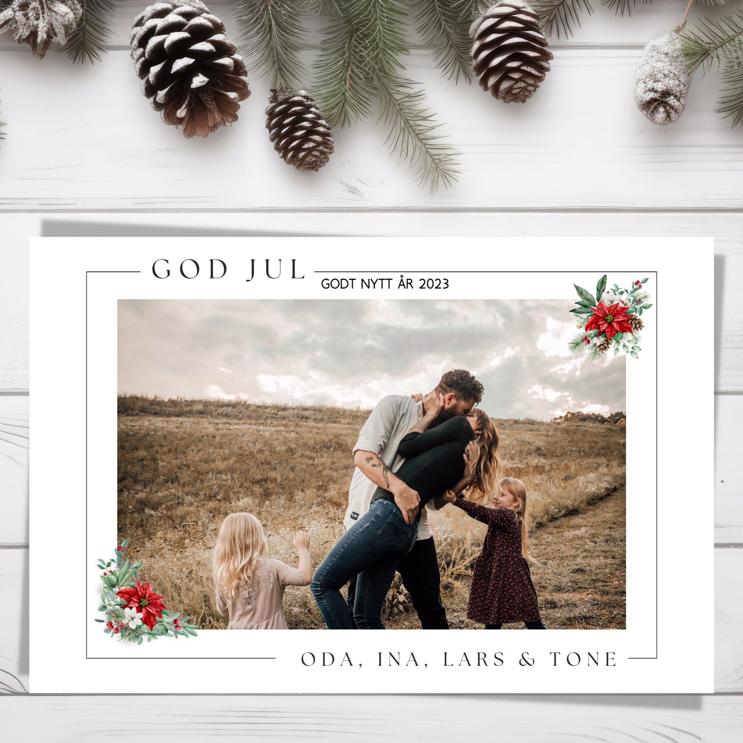 Julekort i størrelse 15x10 cm. På kortet er det en tynn strek-ramme med plass for ditt personlige bilde. Det er påført to små grafiske julemotiv. Tekst på kort "God Jul - Godt Nytt år 2023". Her er det mulig å personalisere med egen fra-hilsen.
