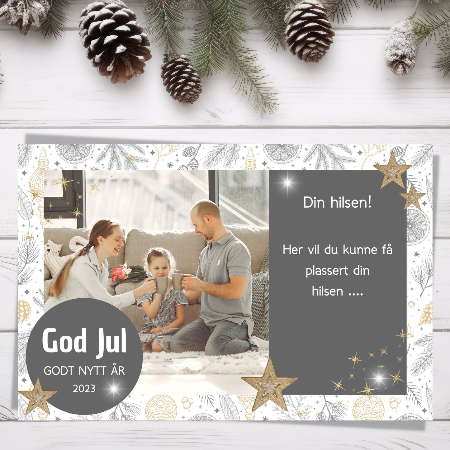 Julekort i størrelse 15x10 cm. Fargene går i gull, grått og hvit. På kortet er det plass for ditt personlige bilde. Det er påført små grafiske julestjerner i gull. Tekst på kort "God Jul - Godt Nytt År 2023". Her er det mulig å personalisere med egen hilsen. Tekster på kortet er i hvit farge.