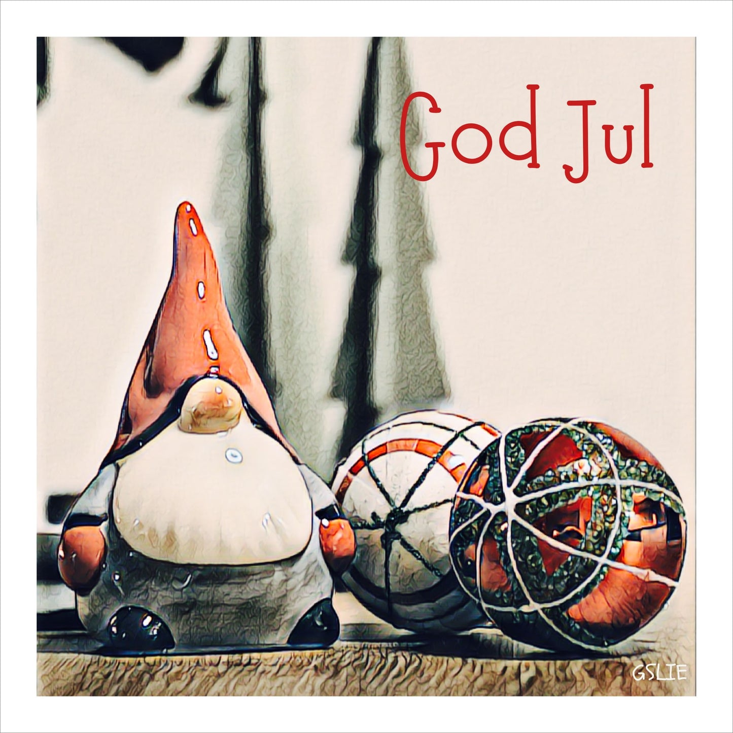 Julekort, som har fått sitt spesielle og unike særpreg gjennom en digital, grafisk prosess 10pk. Motiv av en liten keramikknisse og to julekuler.
