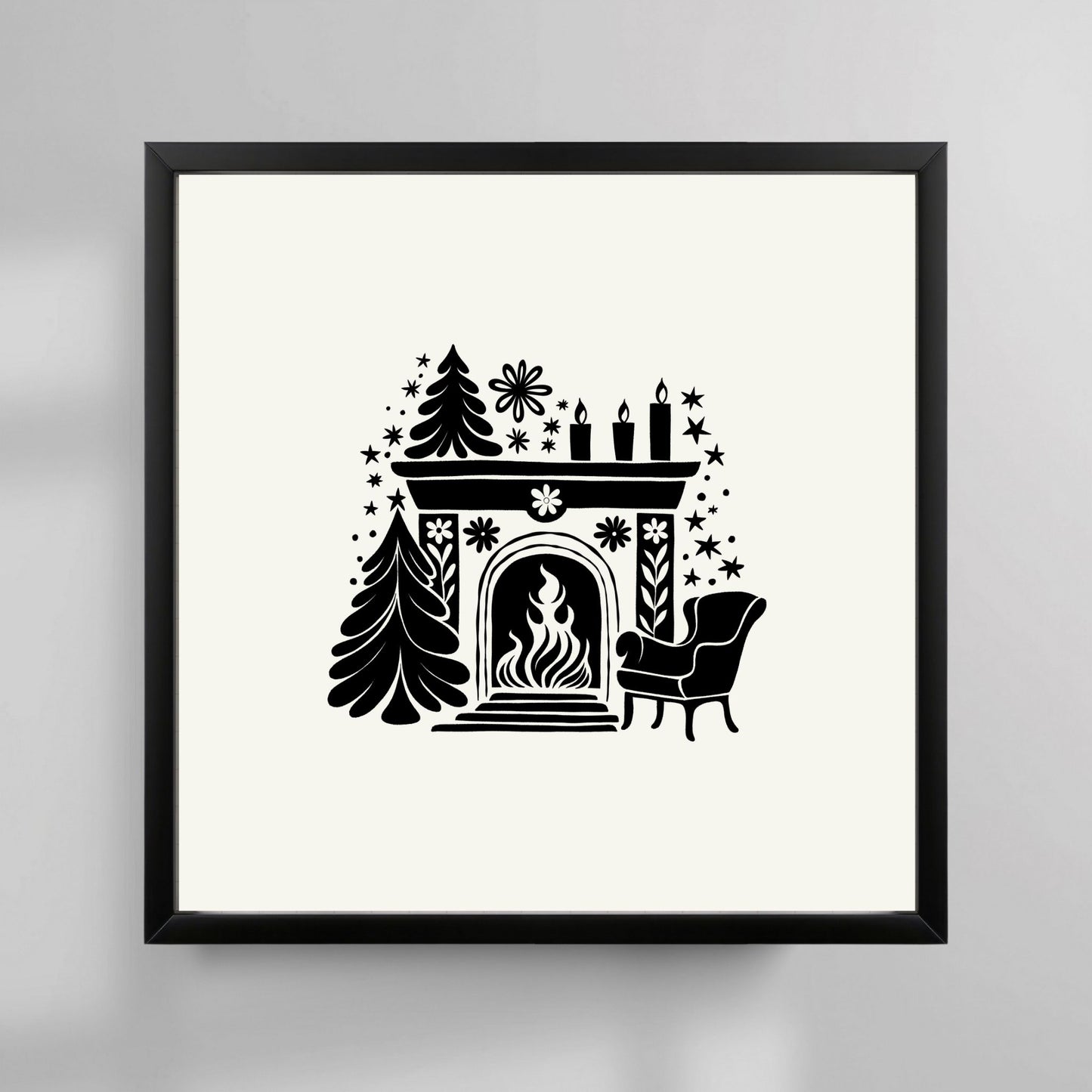 Dette vakre motivet med en peis som spraker i vintermørket, omringet av juledekorasjoner og et majestetisk juletre, gir hjemmet ditt den perfekte kombinasjonen av kos og eleganse. Illustrasjonsfoto viser plakat i sort ramme.