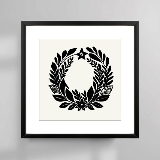 Denne vakre plakaten viser en detaljert julekrans i skandinavisk design, hvor minimalisme møter tradisjon. Illustrasjonsfoto viser plakat i sort ramme.