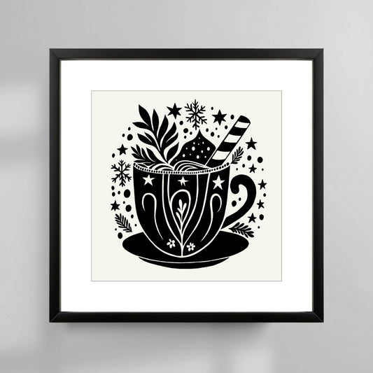 Denne plakaten fanger essensen av en tradisjonell nordisk jul, med intrikate mønstre og vakre detaljer inspirert av naturen og vinterens skjønnhet. Illustrasjonsfoto viser plakat i sort ramme.