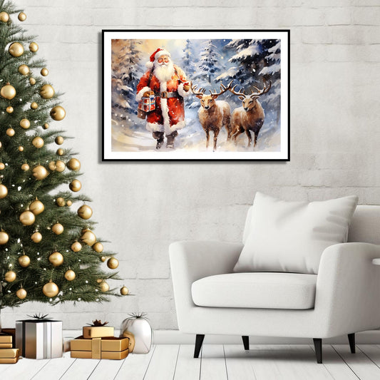 Julenisse med sine to reinsdyr inne i en snøkledd skog. Nissen bærer med seg en julepakke. Det daler ned julesnø. Her henger motivet på veggen i sort ramme. Det er en hvit kant rundt motivet.