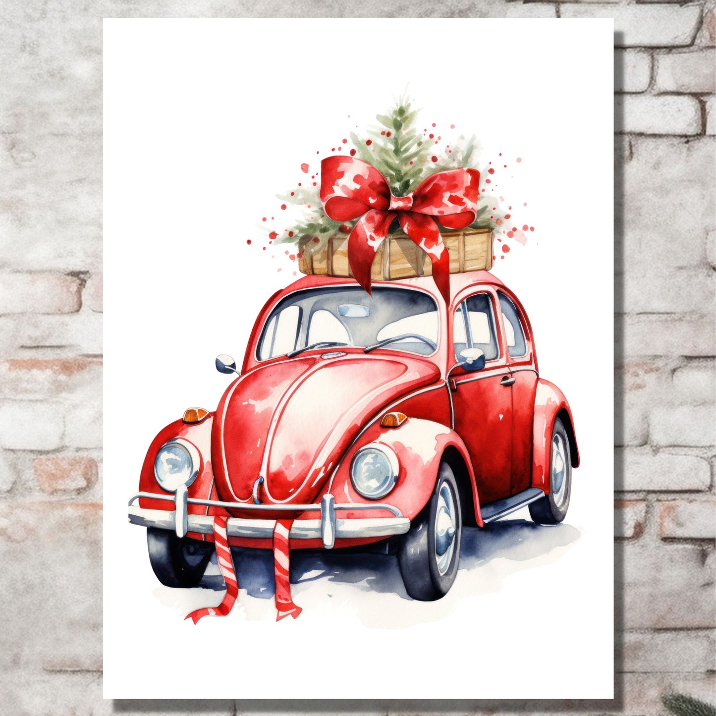 Plakat og lerret med grafisk julemotiv av gammel, rød volkswagen boble. Bilen kjører i en skog, og på taket er den lastet med juledekorasjoner. På bildet henger motivet på lerret på en murvegg.