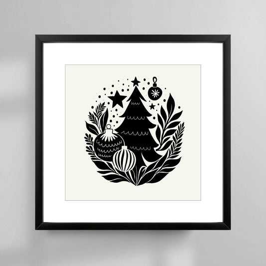 Denne plakaten er perfekt for å tilføre et snev av juleglede til ethvert rom. Med sitt unike svart-hvitt-design, fremhever den vakre detaljer av juletrær, dekorasjoner og nordiske naturmotiver, noe som skaper en tidløs og elegant juleatmosfære. Illustrasjonsfoto viser plakat i sort ramme.