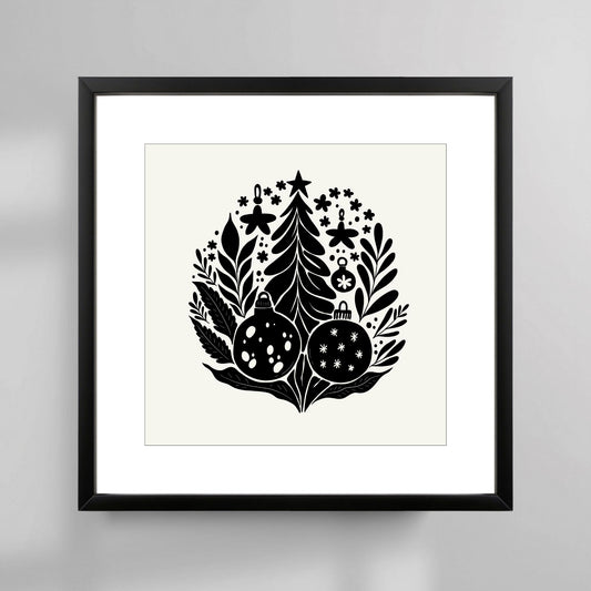 Denne plakaten er perfekt for å tilføre et snev av juleglede til ethvert rom. Med sitt unike svart-hvitt-design, fremhever den vakre detaljer av juletrær, dekorasjoner og nordiske naturmotiver, noe som skaper en tidløs og elegant juleatmosfære. Illustrasjonsfoto viser plakat i sort ramme.