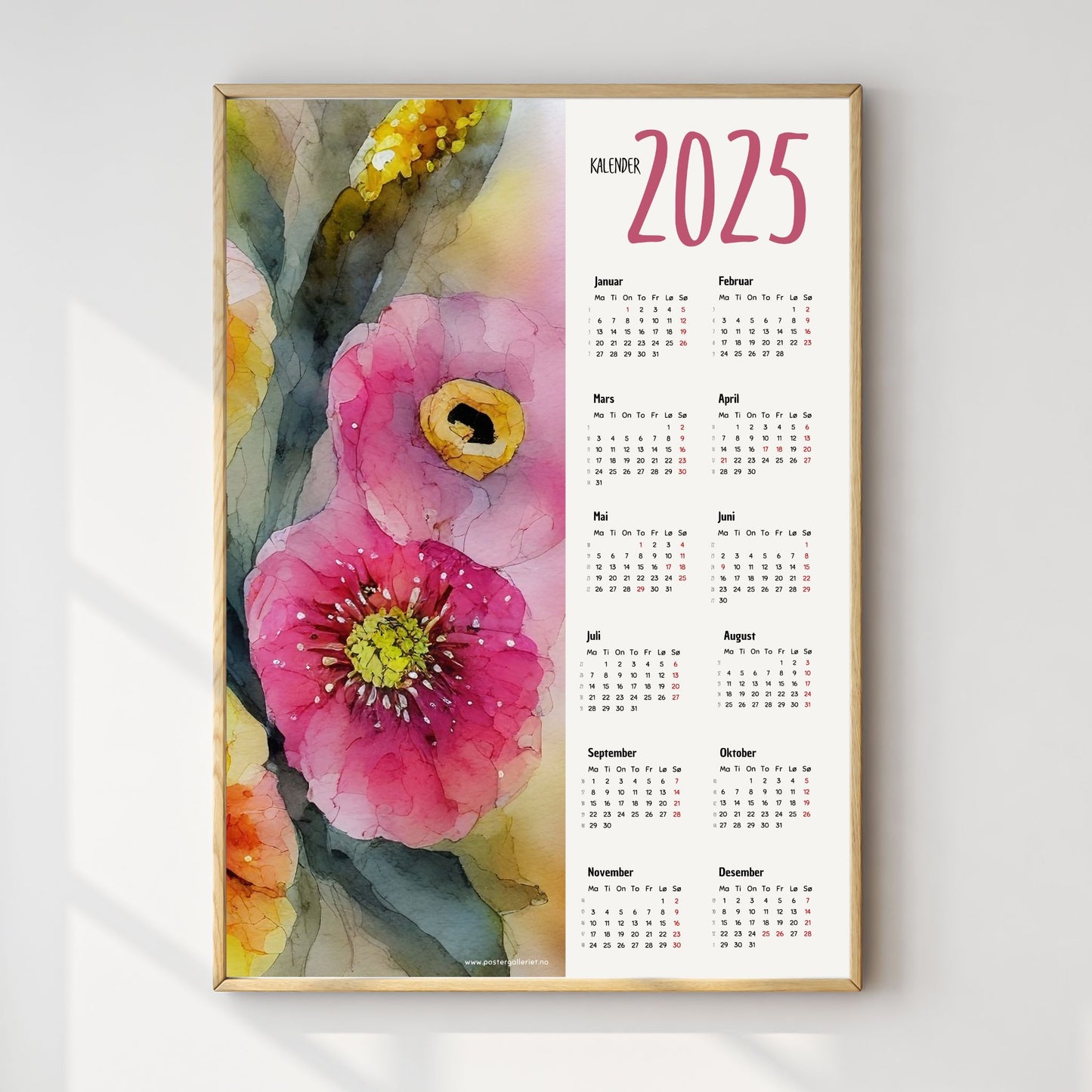 Planlegg året med stil med Kalender 2025! Kalenderen er både funksjonell og dekorativ, og passer perfekt på veggen. Ilustrasjonsfoto viser kalender i lys ramme.