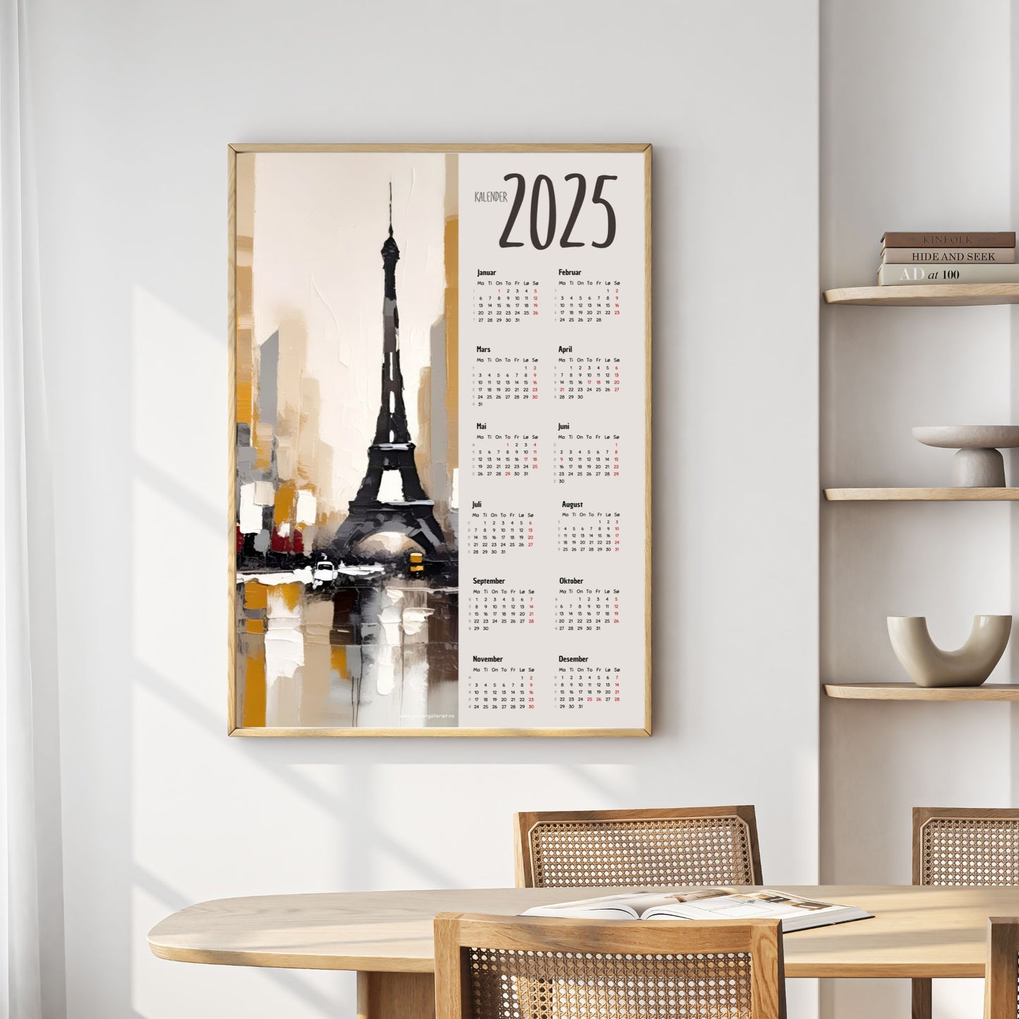 Planlegg året med stil med Kalender 2025! Kalenderen er både funksjonell og dekorativ, og passer perfekt på veggen. Ilustrasjonsfoto viser kalender i lys ramme.