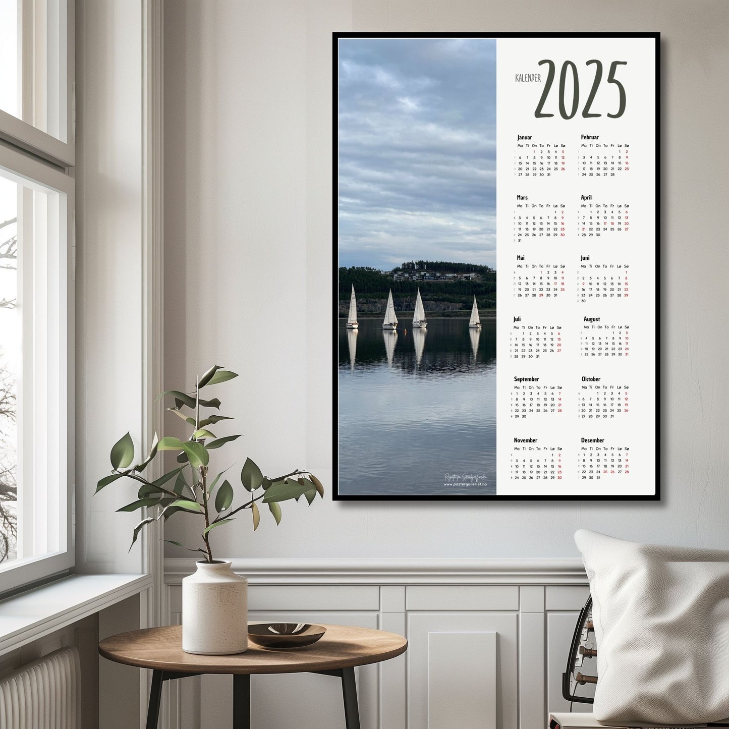 Planlegg året med stil med Kalender 2025! Kalenderen er både funksjonell og dekorativ, og passer perfekt på veggen. Ilustrasjonsfoto viser kalender i sort ramme.