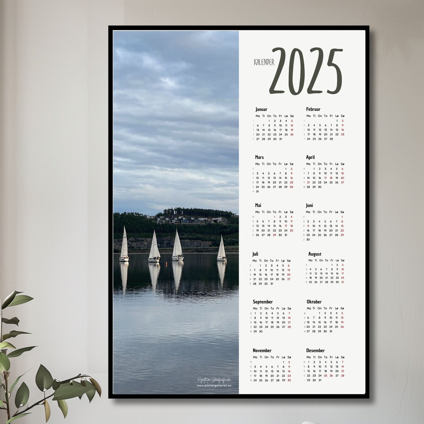 Planlegg året med stil med Kalender 2025! Kalenderen er både funksjonell og dekorativ, og passer perfekt på veggen. Ilustrasjonsfoto viser kalender i sort ramme.