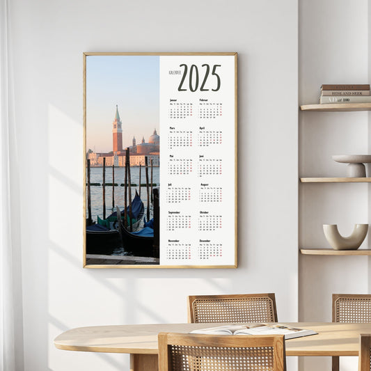 Planlegg året med stil med Kalender 2025! Kalenderen er både funksjonell og dekorativ, og passer perfekt på veggen. Ilustrasjonsfoto viser kalender i lys ramme.