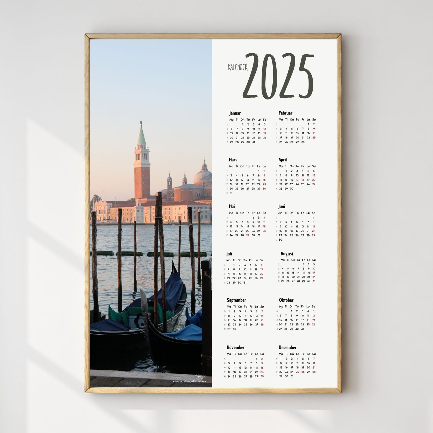 Planlegg året med stil med Kalender 2025! Kalenderen er både funksjonell og dekorativ, og passer perfekt på veggen. Ilustrasjonsfoto viser kalender i lys ramme.
