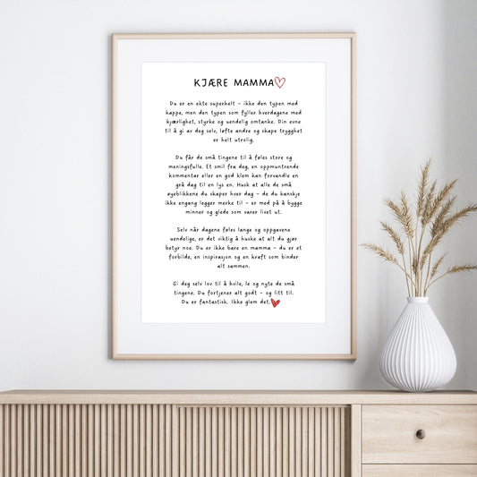 Gi mamma en gave som berører hjertet! Denne vakre plakaten, "Kjære Mamma", er fylt med rørende ord som hyller mødre for deres kjærlighet, styrke og omtanke. Illustrasjon viser plakat i eik ramme.