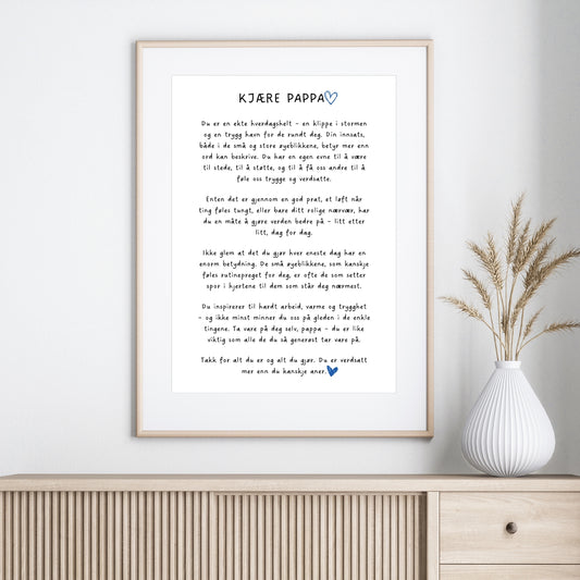 Med en rørende tekst som hyller fars rolle som en klippe, en trygg havn og en inspirasjon, er denne plakaten en perfekt gave til farsdag, bursdag eller bare for å si "takk" på en spesiell måte. Illustrasjon viser plakat i eik ramme.