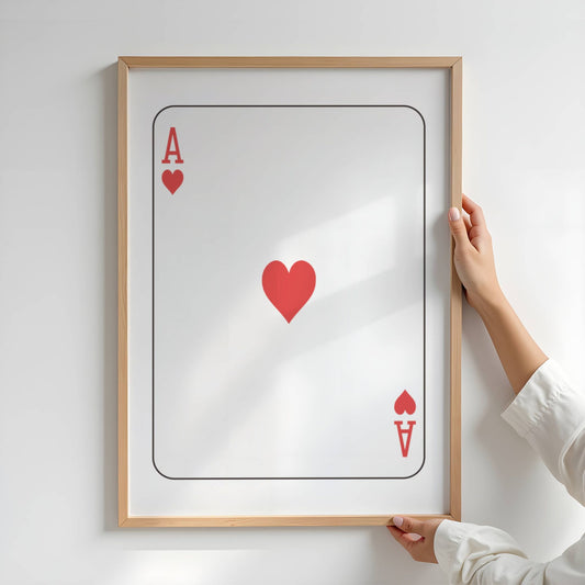 KORTSTOKK Hjerter Ess Plakat i eik ramme på vegg – ikonisk kortmotiv som kunstplakat