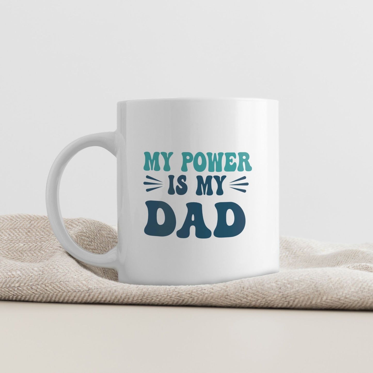 Et maskulint og moderne krus for pappaer som inspirerer styrke og trygghet.
Retrotypografi i blåtoner gjør dette til et iøynefallende design med mening.