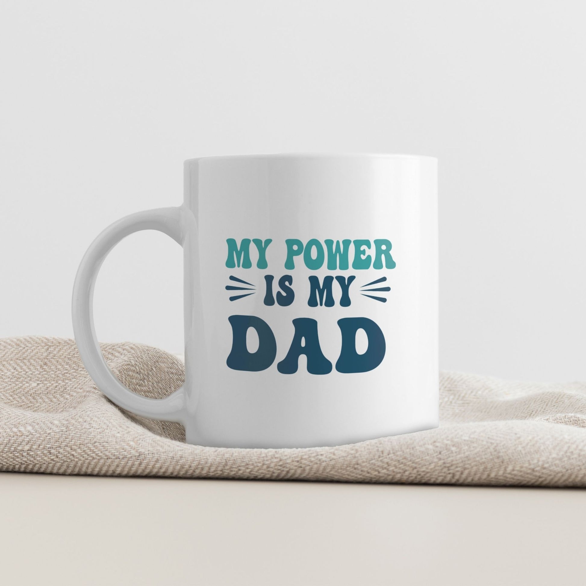 Et maskulint og moderne krus for pappaer som inspirerer styrke og trygghet.
Retrotypografi i blåtoner gjør dette til et iøynefallende design med mening.