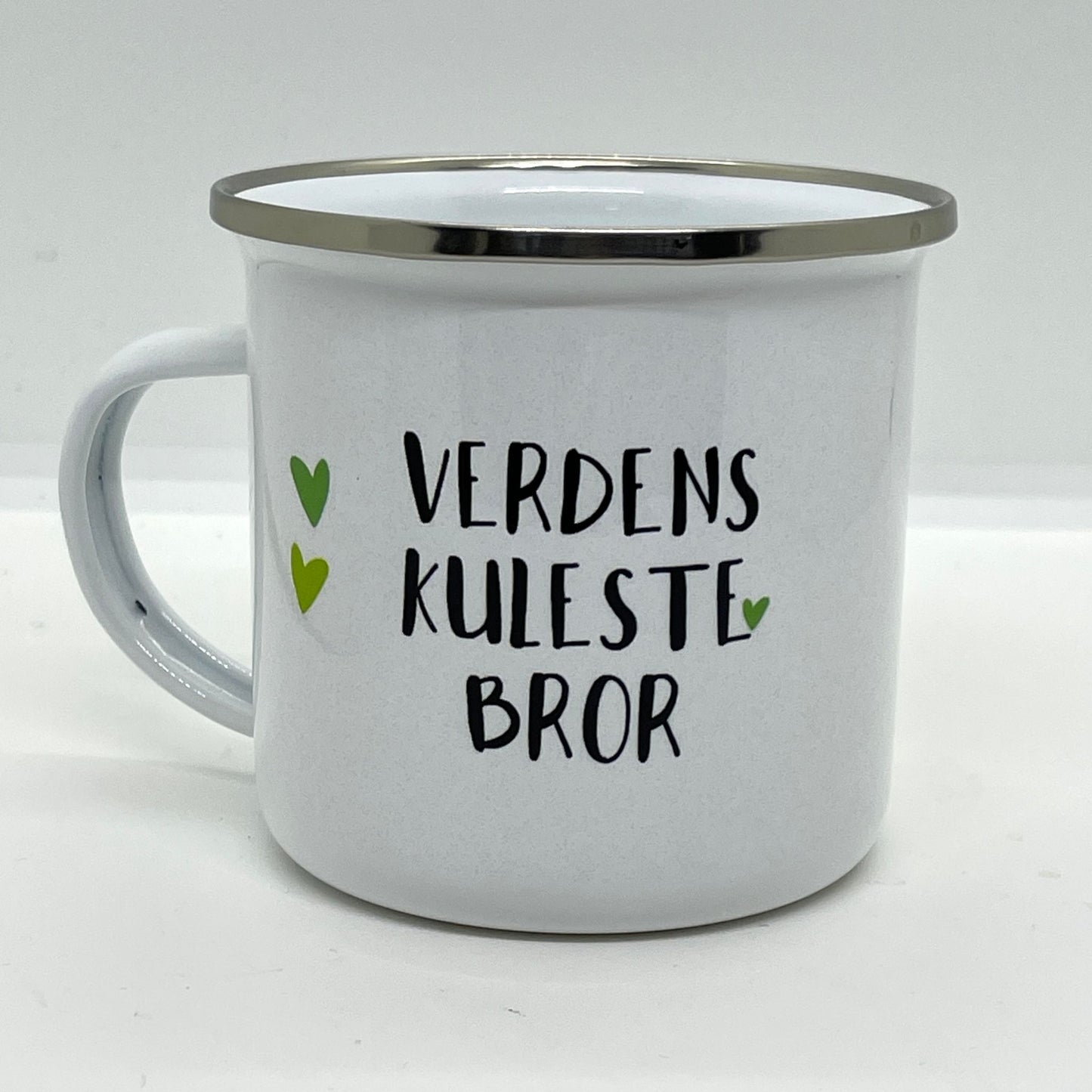 Dette lette og robuste emaljekruset er en hyllest til brorendin! Med et søtt design som kombinerer en leken illustrasjon og teksten "Verdens Kuleste Bror", er dette kruset både funksjonelt og personlig.