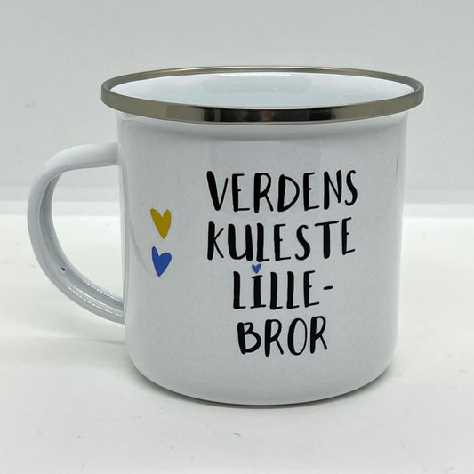 Dette lette og robuste emaljekruset er en hyllest til broren din! Med et søtt design som kombinerer en leken illustrasjon og teksten "Verdens Kuleste Lillebror", er dette kruset både funksjonelt og personlig.