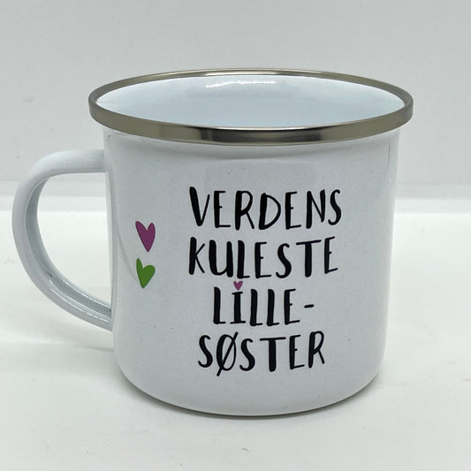 Dette lette og robuste emaljekruset er en hyllest til lillesøsteren din! Med et søtt design som kombinerer en leken illustrasjon og teksten "Verdens Kuleste Lillesøster", er dette kruset både funksjonelt og personlig.