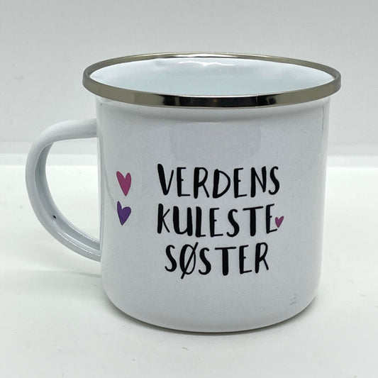Dette lette og robuste emaljekruset er en hyllest til søsteren din! Med et søtt design som kombinerer en leken illustrasjon og teksten "Verdens Kuleste Søster", er dette kruset både funksjonelt og personlig.