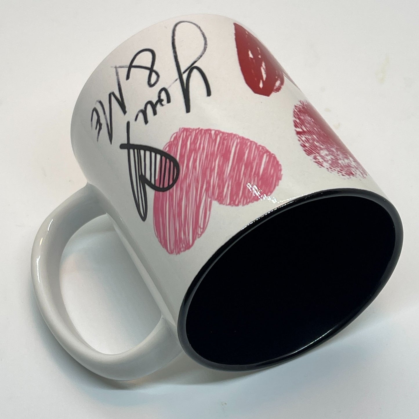 Krus i keramikk med en stilfull design fylt med håndtegnede hjerter og de kjærlige ordene "I love you" og "You & Me".