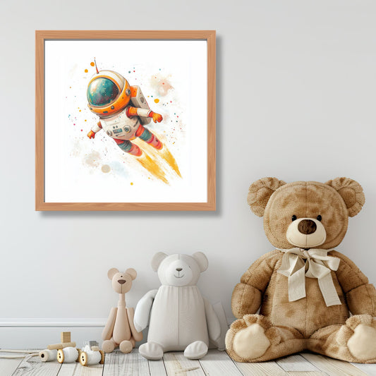 Kosmisk Eventyrer viser en modig astronaut i svevet blant planeter, stjernestøv og universets uendelighet. Illustrasjon viser motivet som plakat i eik ramme på et barnerom.
