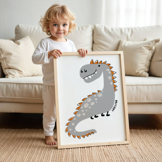 Grå dinosaur med krøllete mønster og oransje pigger på lys bakgrunn i eik ramme.