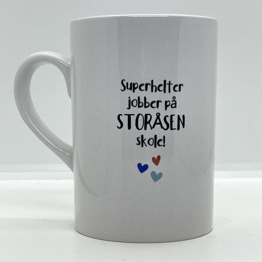 Dette vakre keramikkruset med budskapet "Superhelter jobber på ......" er en hyllest til de fantastiske menneskene som gjør en forskjell hver dag i barnehager og skoler.