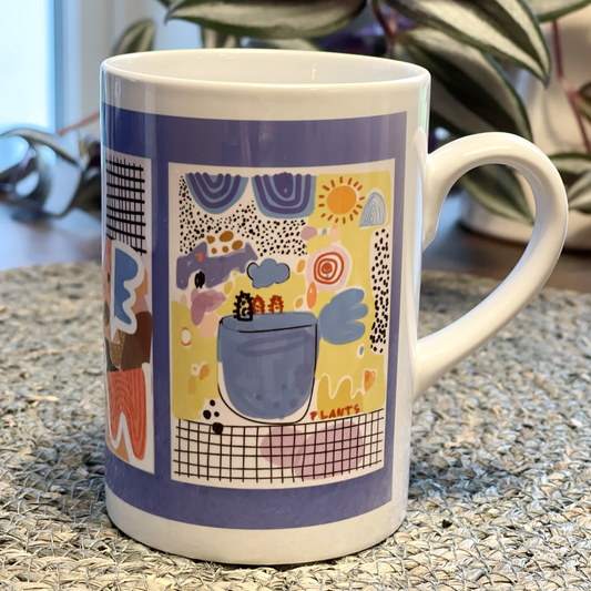 Hvitt krus i keramikk med håndtak. Kruset er påført et multifarget trykk i abstrakte former på blå bakgrunn. Volum: 29 cl. Diameter: 7 cm. Høyde: 10,5 cm.