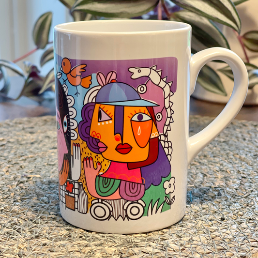 Hvitt krus i keramikk med håndtak. Kruset er påført et multifarget trykk i med ansikter i kubisme mønster. Volum: 29 cl. Diameter: 7 cm. Høyde: 10,5 cm.