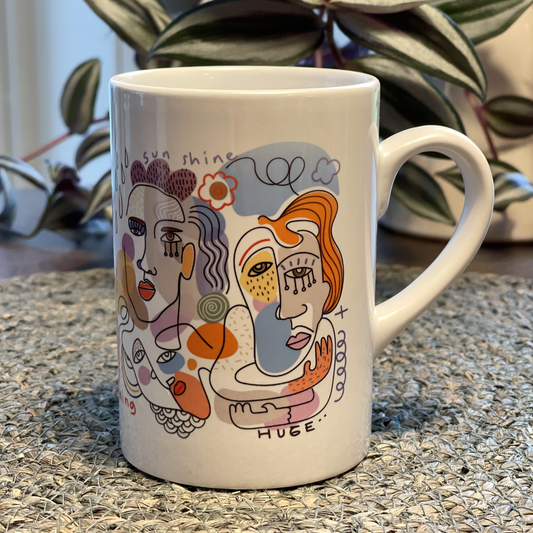 Hvitt krus i keramikk med håndtak. Kruset er påført et multifarget trykk med lineart ansikter. Volum: 29 cl. Diameter: 7 cm. Høyde: 10,5 cm.