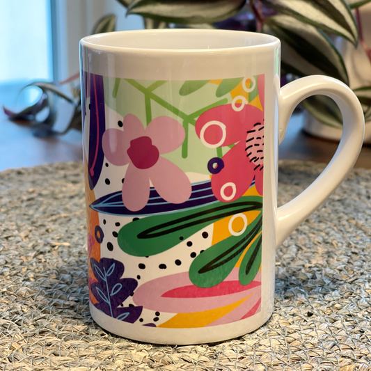 Hvitt krus i keramikk med håndtak. Kruset er påført et multifarget trykk i abstrakt floralt mønster. Volum: 29 cl. Diameter: 7 cm. Høyde: 10,5 cm.