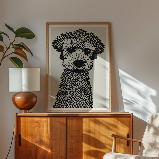 Dette minimalistiske og moderne kunstverket skildrer en sjarmerende puddel i en unik svart-hvitt silhuettstil, perfekt for hundeelskere og kunstentusiaster. Illustrasjonen viser plakat i eik ramme.