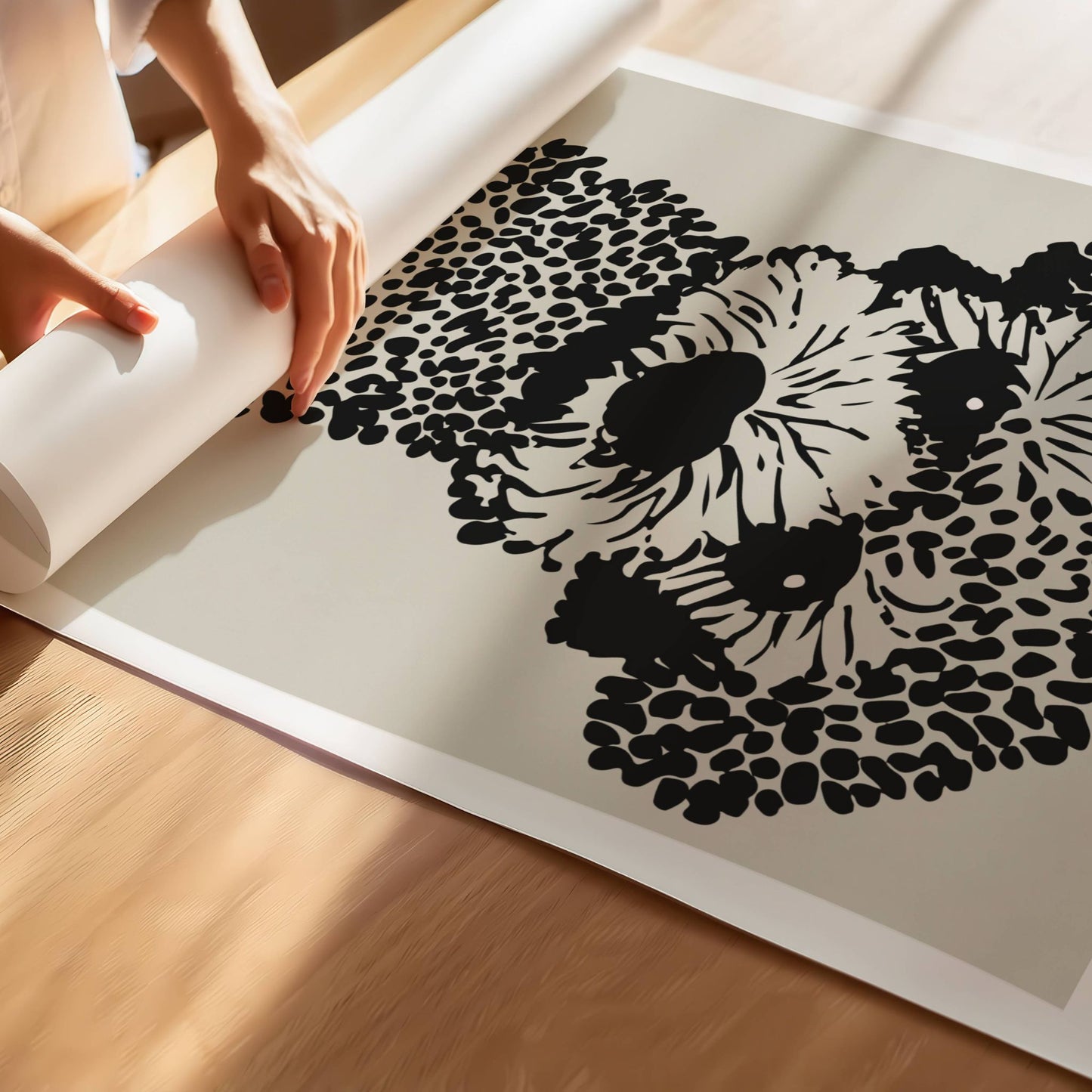 Dette minimalistiske og moderne kunstverket skildrer en sjarmerende puddel i en unik svart-hvitt silhuettstil, perfekt for hundeelskere og kunstentusiaster. Illustrasjonen viser plakat på print.