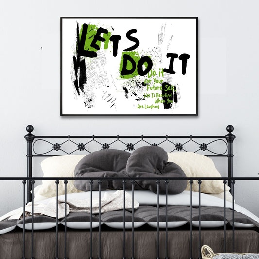 Denne unike grafiske graffiti-illustrasjonen kombinerer kunstnerisk uttrykk med inspirerende budskap som gir energi til ethvert rom. Illustrasjonsfoto viser motivet som plakat i svart ramme.