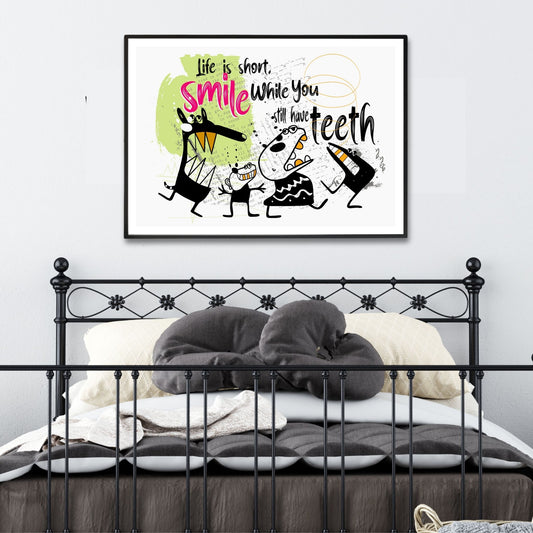 Legg til et unikt og humoristisk preg i hjemmet ditt med vår "Life is short, smile while you still have teeth" plakat og lerret. Illustrasjonsfoto viser motivet som plakat i isvart ramme.