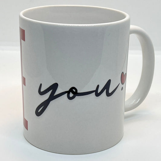 Med sitt minimalistiske og moderne design har kruset et stort, dristig LOVE i rødt kombinert med en elegant, håndskrevet you.-tekst med et lite hjerte.