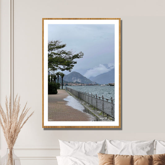 Dette motivet er tatt en vindfull augustdag ved Lago Magiore, Piemonte. Her fra en liten spasertur langs promenaden i byen Stresa. Det er lavt skydekke og bølger på sjøen.