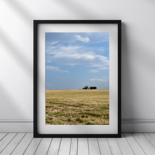 Ta med deg et snev av norsk landbruk inn i hjemmet ditt med denne stemningsfulle plakaten eller lerretet som viser en ferdig tresket åker i Røysing, Trøndelag. Illustrasjonsfoto viser motivet på lerret.