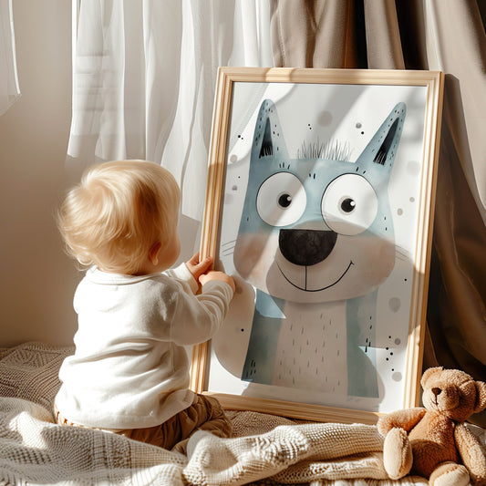 Leken Blå Rev, en illustrasjonsplakat eller lerret med et lekent motiv av en søt, blå rev med et stort smil og livlige detaljer. Illustrasjonen viser motivet som plakat i eik ramme.