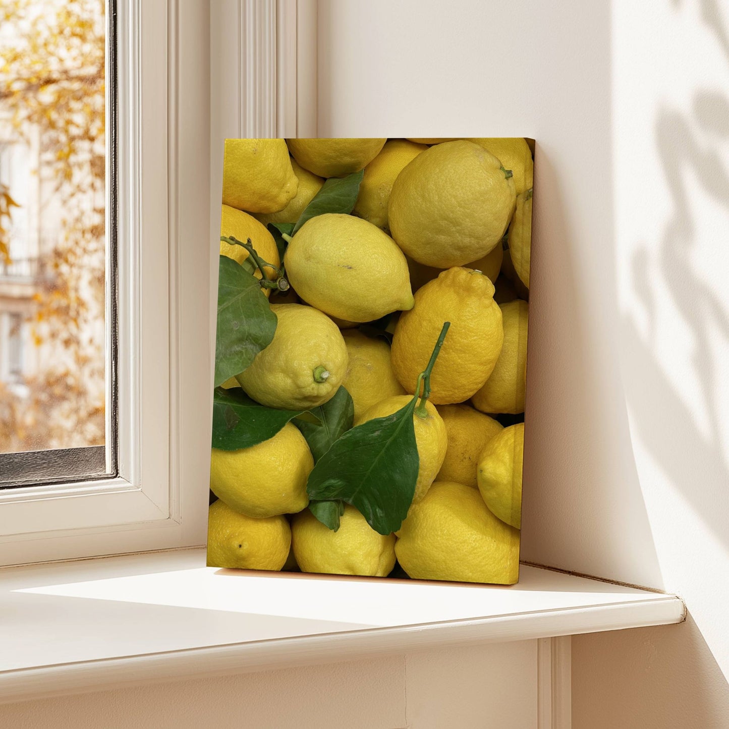 Bring friskhet og farge inn i rommet med Lemon Love, en livlig plakat og lerret med sitroner. Illustrasjon viser motiver på lerret.