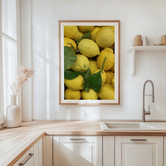 Bring friskhet og farge inn i rommet med Lemon Love, en livlig plakat og lerret med sitroner. Illustrasjon viser motiver som plakat med hvit kantlinje i eik ramme.