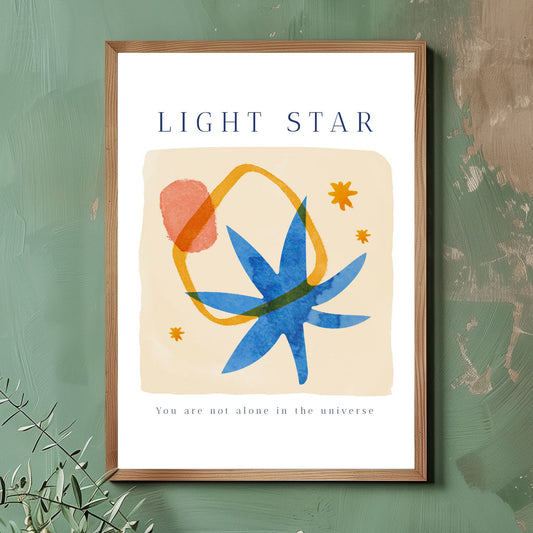 Denne Matisse-inspirerte plakaten, med sine dristige former og klare farger, gir et unikt uttrykk av universet og forbindelsen mellom stjerner og vår indre verden. Illustrasjonsfoto viser plakaten i lys ramme.